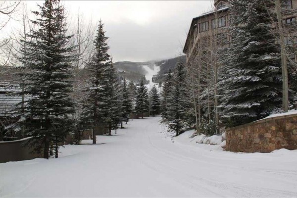 [Image: Luxurious Pines Lodge Townhouse in Beaver Creek, Close to Avon.]