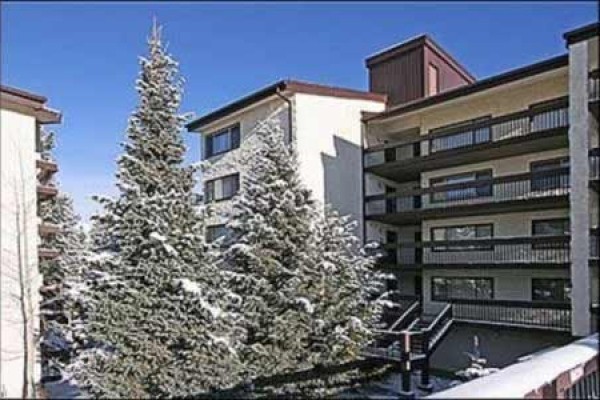 [Image: Sunny &amp; Cheerful Ski-in/Ski-Out Luxury Condo Overlooking the Blue River]