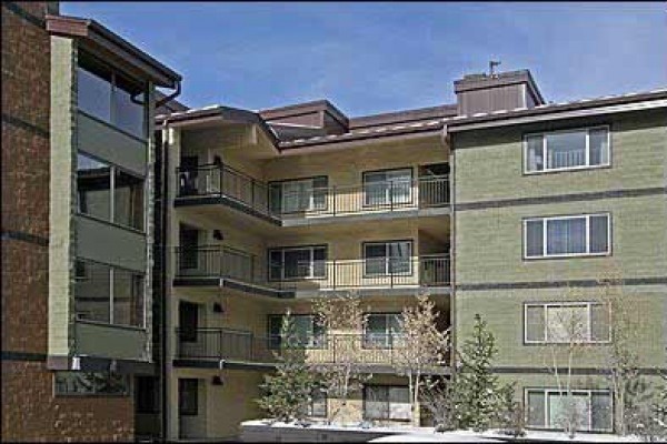 [Image: Sunny &amp; Cheerful Ski-in/Ski-Out Luxury Condo Overlooking the Blue River]