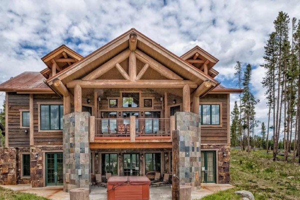 [Image: True Colorado Style Luxury! Minutes from Town! Spectacular Views!]