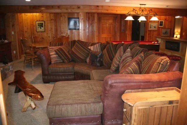 [Image: Honoring Last Season's Rates for a Limited Time! 6bdrm Suites.Voted Best Lodge.]