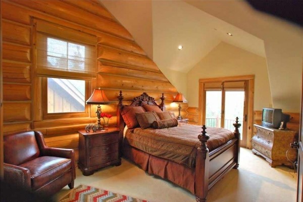 [Image: Luxurious Log Home 4900 Square Feet with Pool Table &amp; Hot Tub]