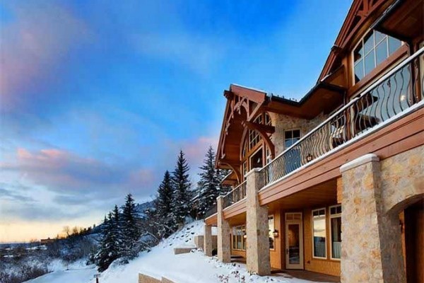 [Image: 2 Private Hot Tubs | 6 Bedroom Suites | Billiards Room]