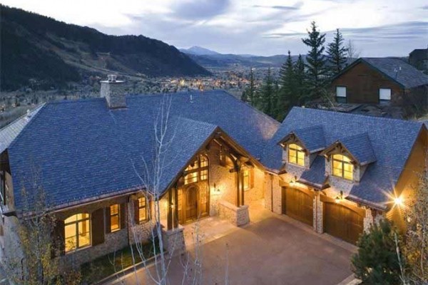 [Image: 2 Private Hot Tubs | 6 Bedroom Suites | Billiards Room]