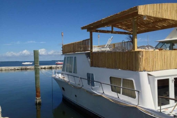 [Image: 'Big Bamboo' Houseboat with an Amazing View]