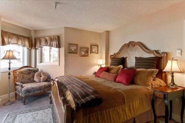 [Image: Ski in/Out Luxury Renovated 2BR/2.5BA Sleeps 8 St Avail Aug 24-29/Sept Discount]