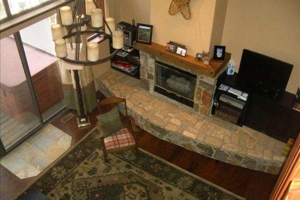 [Image: Luxurious Breckenridge Townhome...Easy Walk to Slopes &amp; Town!]