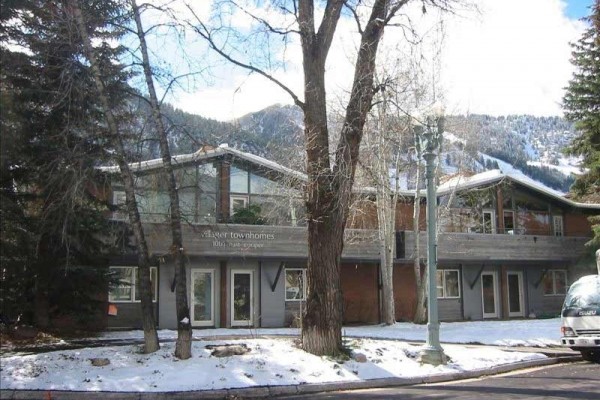 [Image: 'Mountain Chic' Condo Townhome in the Heart of Aspen, Colorado]