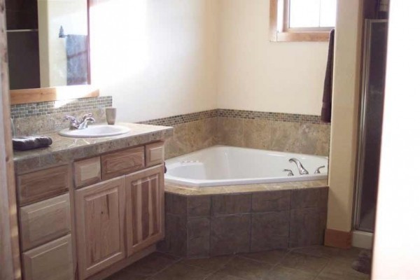 [Image: 3BR Private Hot Tub! Mt. Views! Walk/Shuttle to Main St]