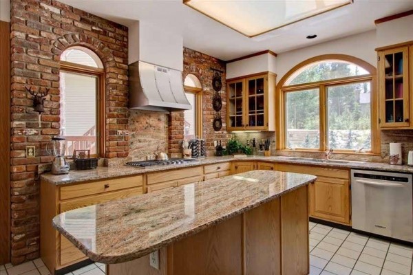 [Image: Perfect for Families! Large Kitchen! 2 Miles from Town! Private Hot Tub!]