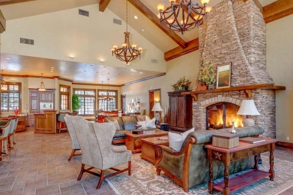 [Image: Luxury Mountain Retreat! 2 Miles from Main St! Game Room and Theater!]