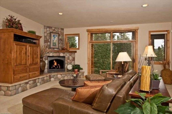 [Image: New Years Available, Luxury Home, 4900 Sq Foot, 6 BR Ski in/Out!]