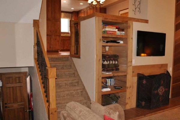 [Image: Spacious Mountain Townhouse. Great Location! Just Renovated]