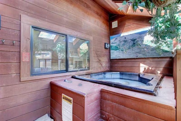 [Image: Great Location. Private Hot Tub. Walk to Ski Lift and Downtown.]
