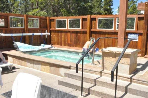 [Image: Great Location. Private Hot Tub. Walk to Ski Lift and Downtown.]