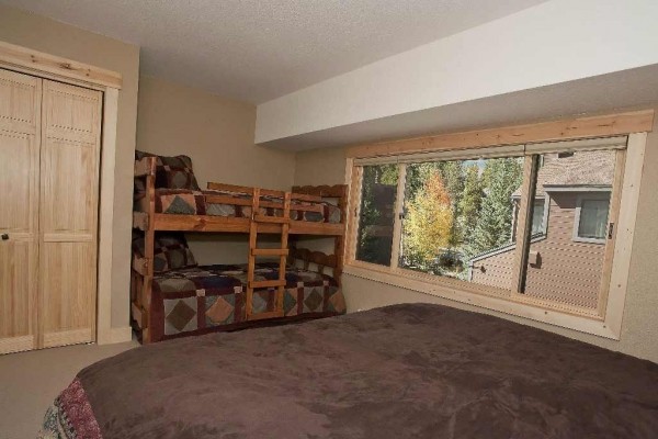 [Image: Gorgeous Winterpoint Townhome! Ski in/Walk Out, 2 Blocks to Downtown]