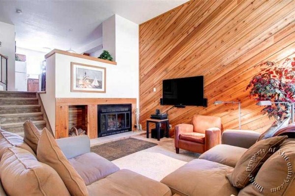 [Image: Spacious Ski~in Townhome Steps from the Snowflake Lift and Downtown Breckenridge]