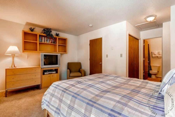 [Image: Spacious Ski~in Townhome Steps from the Snowflake Lift and Downtown Breckenridge]