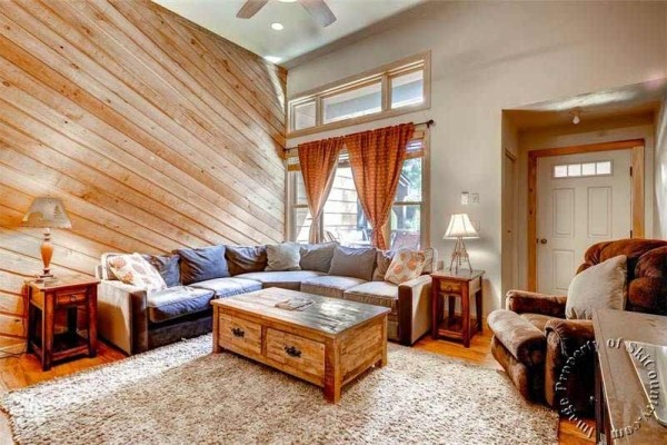 [Image: Exceptional, Airy Townhome. Ski-in Access Across the Street, Walk to Downtown for Apres Ski]