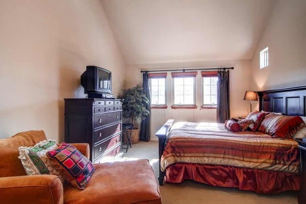 [Image: Snowshoe Chalet Luxury 3BR Th on Peak 7 Wifi Hot Tub Breckenridge Lodging]