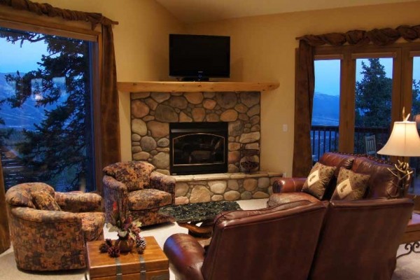[Image: Magnificent Mountain Views, Spacious Comfort, Ideal Family &amp; Friends]