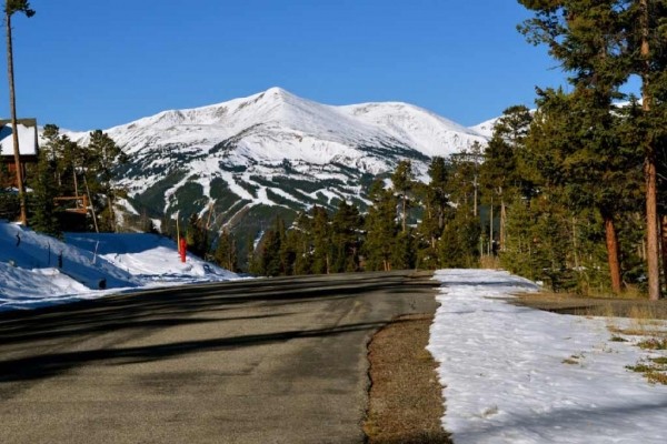 [Image: Beautiful Falcon Ridge - Ski Hill Views, Close to Town, Perfect for Families]