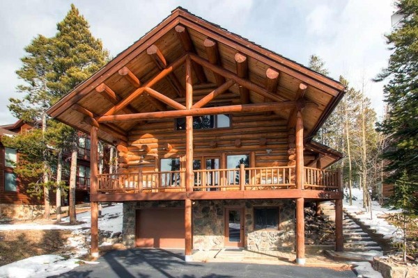 [Image: Modern Log Home with Beautiful Mountain Views, Free Shuttle, and Campfire: Mountain Echo Lodge]