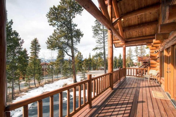 [Image: Modern Log Home with Beautiful Mountain Views, Free Shuttle, and Campfire: Mountain Echo Lodge]