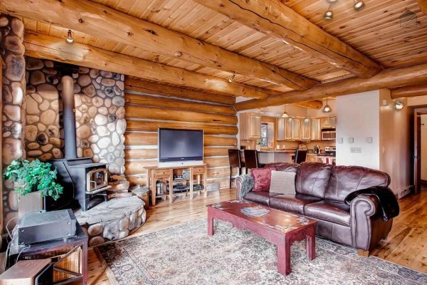 [Image: Modern Log Home with Beautiful Mountain Views, Free Shuttle, and Campfire: Mountain Echo Lodge]