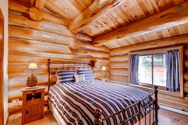 [Image: Modern Log Home with Beautiful Mountain Views, Free Shuttle, and Campfire: Mountain Echo Lodge]