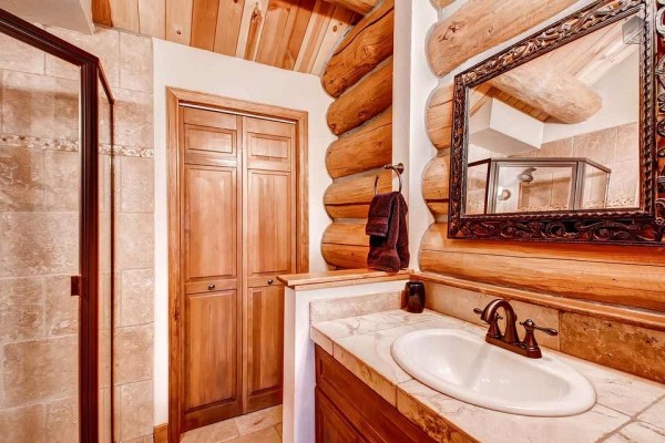 [Image: Modern Log Home with Beautiful Mountain Views, Free Shuttle, and Campfire: Mountain Echo Lodge]