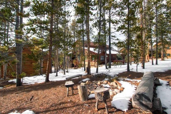 [Image: Modern Log Home with Beautiful Mountain Views, Free Shuttle, and Campfire: Mountain Echo Lodge]