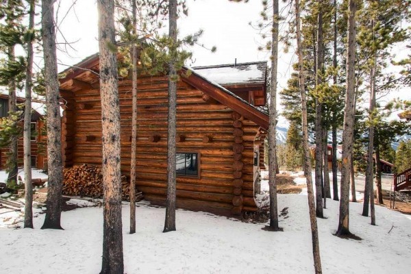 [Image: Modern Log Home with Beautiful Mountain Views, Free Shuttle, and Campfire: Mountain Echo Lodge]