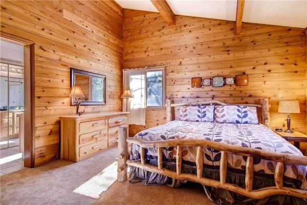 [Image: Chalet De Neige: 5 BR / 3.0 BA House in Breckenridge, Sleeps 14]