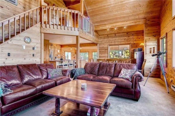 [Image: Chalet De Neige: 5 BR / 3.0 BA House in Breckenridge, Sleeps 14]