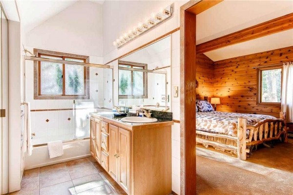 [Image: Chalet De Neige: 5 BR / 3.0 BA House in Breckenridge, Sleeps 14]