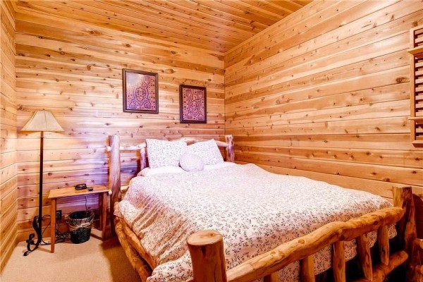 [Image: Chalet De Neige: 5 BR / 3.0 BA House in Breckenridge, Sleeps 14]