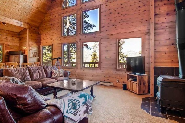 [Image: Chalet De Neige: 5 BR / 3.0 BA House in Breckenridge, Sleeps 14]