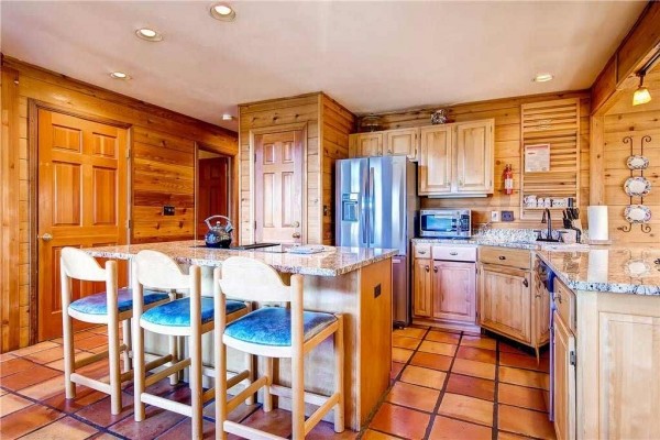 [Image: Chalet De Neige: 5 BR / 3.0 BA House in Breckenridge, Sleeps 14]