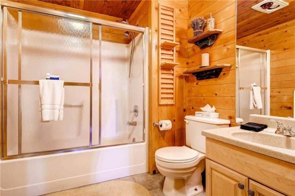 [Image: Chalet De Neige: 5 BR / 3.0 BA House in Breckenridge, Sleeps 14]