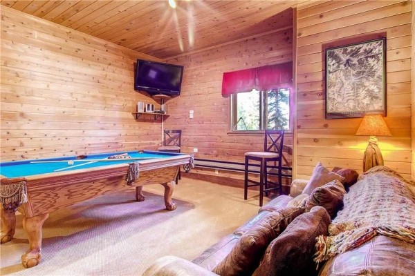 [Image: Chalet De Neige: 5 BR / 3.0 BA House in Breckenridge, Sleeps 14]