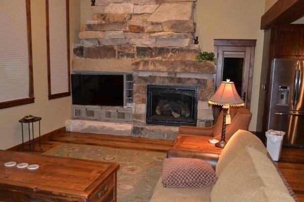 [Image: Private Hot Tub, Great Views, Pines Trees, Wi-Fi, Free Shuttle, 3 Bed / 3 Bath]