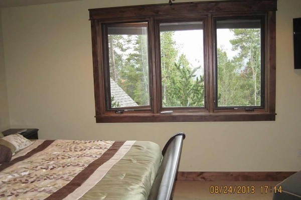 [Image: Private Hot Tub, Great Views, Pines Trees, Wi-Fi, Free Shuttle, 3 Bed / 3 Bath]