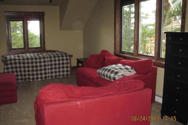 [Image: Private Hot Tub, Great Views, Pines Trees, Wi-Fi, Free Shuttle, 3 Bed / 3 Bath]