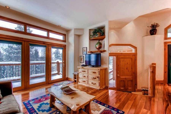 [Image: In Town 4 Bedroom Ski in from Skyway or Walk 2 Blocks to Gondola]