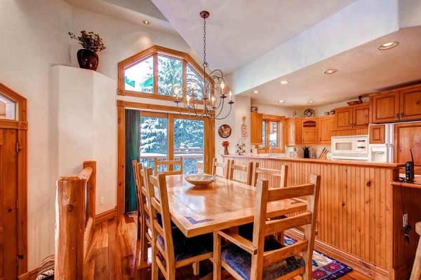 [Image: In Town 4 Bedroom Ski in from Skyway or Walk 2 Blocks to Gondola]