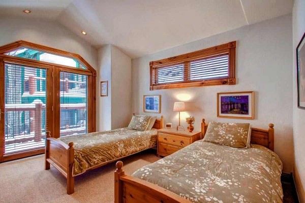 [Image: In Town 4 Bedroom Ski in from Skyway or Walk 2 Blocks to Gondola]