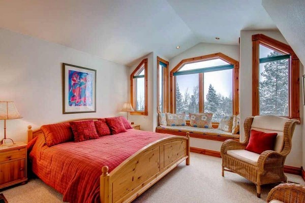 [Image: In Town 4 Bedroom Ski in from Skyway or Walk 2 Blocks to Gondola]