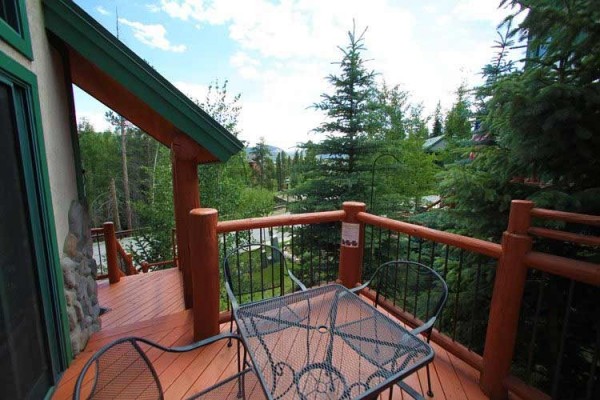 [Image: In Town 4 Bedroom Ski in from Skyway or Walk 2 Blocks to Gondola]