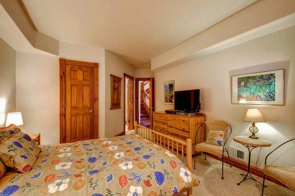 [Image: In Town 4 Bedroom Ski in from Skyway or Walk 2 Blocks to Gondola]